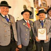 Leonhard Mayer bekommt goldenes Gauehrenzeichen