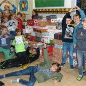 Schüler packen Päckchen für arme Kinder