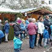 Zahlreiche Besucher auf Christkindlmarkt in Schonstett