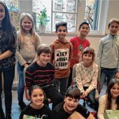 Kinder helfen mit Päckchen