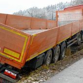 Lastwagen landet im Straßengraben