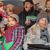 Alle Jahre wieder ein fröhlicher Termin: Ernst Schusser und Eva Bruckner singen mit den Wasserburgern Adventslieder