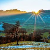 Wenn sich die Sonne hinter der Bergkette verabschiedet