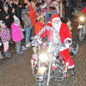 Biker-Weihnachtsmänner beschenken Kolbermoorer Kinder mit Lebkuchen-Motorrädern
