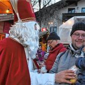 Weihnachtsmarkt in Feldkirchen-Westerham mit viel Musik, dem Nikolaus und wertvollen Geschenken