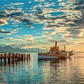 Josef Reiter präsentiert den Doppelkalender Chiemgau/Chiemsee 2020