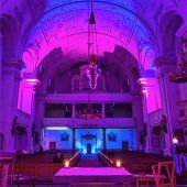 Sankt-Laurentius-Kirche mystisch beleuchtet