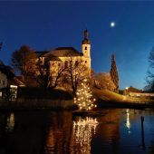 Helles Leuchten inmitten der froststarren Landschaft
