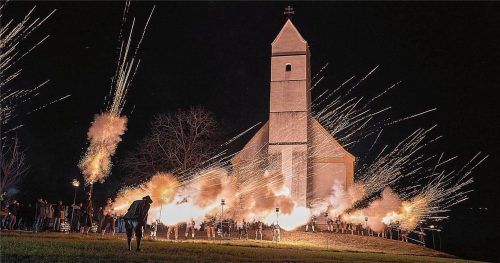 Hat sich mittlerweile etabliert: Das Barbara-Schießen in Kirchisen lockte zuletzt Jahr für Jahr die Böllergruppen zurKirche hoch über dem Isental.Foto Kretschko