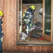 Laptop setzt Couch in Brand