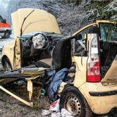 Lebensbedrohlich verletzt: Frontalzusammenstoß auf schneeglatter Fahrbahn