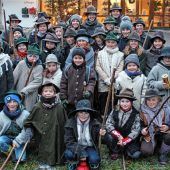 Trachtenkinder als Klöpfler unterwegs