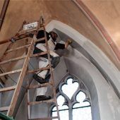 Sanierung: Wände der Griesstätter Pfarrkirche stark verschmutzt