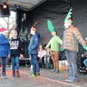 Christkindlmarkt Kolbermoor: Kita-Kinder zeigen Theaterstück und Ponys begeistern Jung und Alt