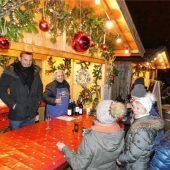 Kulinarische Weihnacht begeistert am Seebrucker Hafen – Auch Perchten zu Besuch