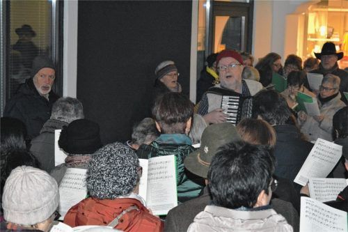 Corona mit Weihnachtsliedern trotzen: Im Dezember soll es auch heuer ein offenes Singen mit Eva Bruckner und Ernst Schusser geben. Wo ist allerdings noch offen, unter den Arkaden ist es zu eng. Foto  Honervogt