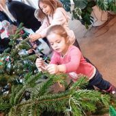 Kinder schmückten Christbaum