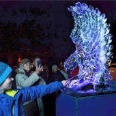 Eisige Zeiten im Priener Winterwald: Skulpturenkünstler Christian Staber begeistert mit seiner kalten Kunst