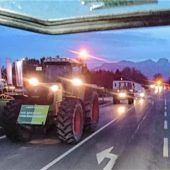 Per Schlepper-Flashmob: Landwirte aus der Region solidarisieren sich mit Bauern aus den Niederlanden