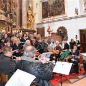 Eine Stunde dem Stress entfliehen: Chor und Orchester stimmen auf die Weihnachtszeit ein