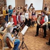 Kinder überraschen Senioren der Pfarrei