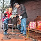 Schöne Bescherung für elf Kinder am Kolbermoorer Christkindlmarkt