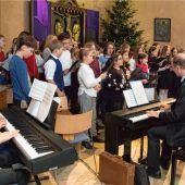 Adventsfeier der Realschule Prien – Schüler- und Lehrerchor beeindrucken mit ihren Darbietungen