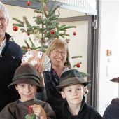 Klopfersinger besuchen Schnaitseer Rathaus