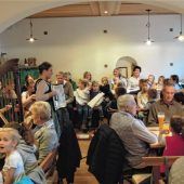 Enkelkinder musizieren mit den Großeltern