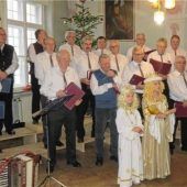 Chor und Christkind erfreuen Senioren