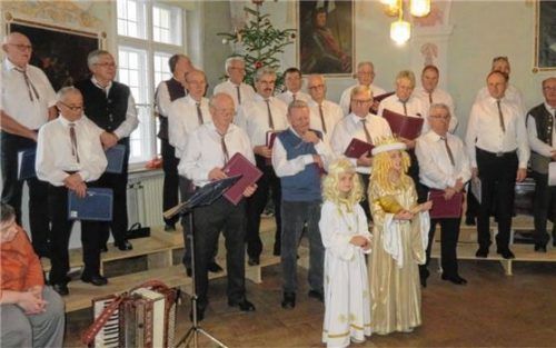 Trachtler besuchten regelmäßig die Senioren im Stift St. Veit und auch der Männerchor des DAV sang regelmäßig, wie zuletzt an Weihnachten 2019 (Bild). Diese Einbindung in das gesellschaftliche Leben vermisst die Geschäftsführerin des Seniorenheimes Karin Wimmer in Zeiten von Corona.Foto Jaensch