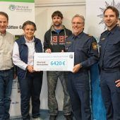 Polizeibeamte zeigen Herz