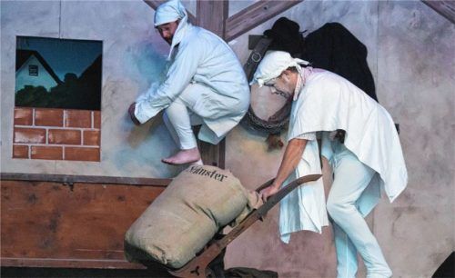 „A hui“ – Schäfer Sixtus (Klaus Kollmansberger, links) und Totengräber Geistbeck (Hans Wallner, rechts) spuken als Geisterbräu auf dem Dachboden. Fotos  Berger