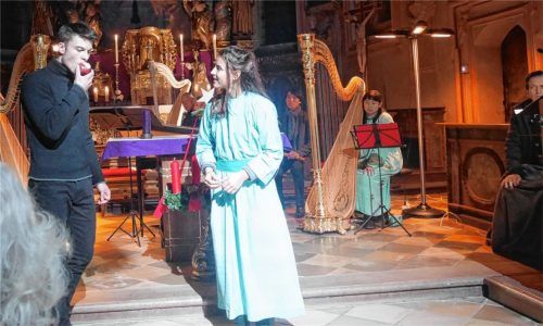 Adam (Johannes Mayer) und Eva (Norea Mettekoven) kosten – vom Teufel verführt – einen Apfel vom (Tannen-)Baum der verbotenen Früchte.Foto  Kirchner