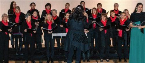 Adventsbeginn voller Emotionen bescherten der Frauenchor und Gesangssolistin Clarissa Reif den Zuhörern in der Pfarrkirche Königin des Friedens.Foto Prijon-Jork