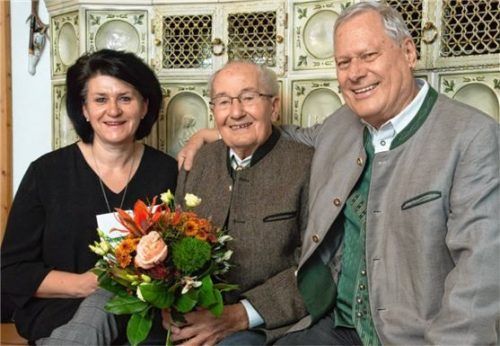 Albert Hefter feierte seinen 90. Geburtstag. Zweiter Bürgermeister Hans-Jürgen Schuster (rechts) und Rosi Hell von der katholischen Pfarrgemeinde gratulierten dem Jubilar. Foto Berger
