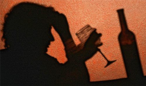 Alkoholismus in der Gesellschaft – ein totgeschwiegenes Thema. Besonders in der Weihnachtszeit gibt es viele Gelegenheiten zu trinken. Für Alkoholiker sind die Feiertage oft eine einsame Zeit.Foto  dpa