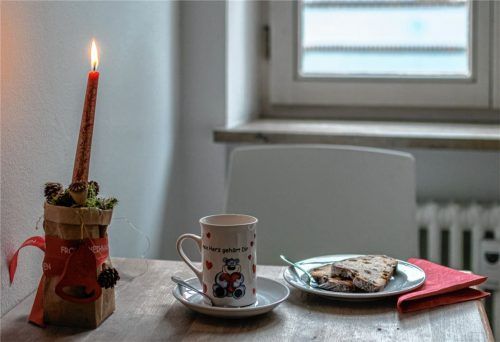 Alleine am gedeckten Adventstisch? Die Caritas-Begegnungsstätte in Rosenheim sorgt mit ihren donnerstäglichen Angeboten im Advent dafür, dass das nicht sein muss. Fotos Thomae