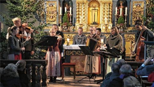 Alpenländische Gemütlichkeit in Glanz: die Frasdorfer Geigenmusi. Foto Benekam