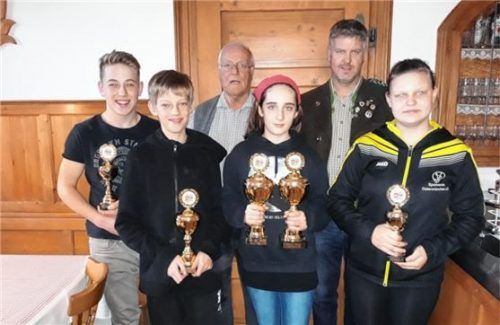 Als tolle Schützen erwiesen sich Johannes Fuchs, Josef Berger, hier mit Pokalstifter Werner Weber, Agnes Schmelzer, Hans Dieter Retzer und Christine Lorenz (von links). Foto  RE