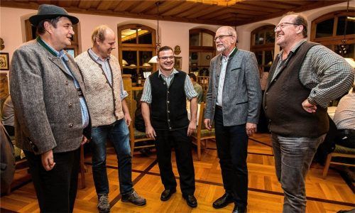 Als Vorsitzender der Bezirksalmbauernschaft Grassau wiedergewählt wurde Georg Hacher (Mitte), hier im Gespräch mit Stellvertreter Wolfgang Lackerschmid (Zweiter von links) sowie dem neuen AVO-Vorsitzenden Sepp Glatz, AVO-Geschäftsführer Hans Stöckl und Alfons Osenstätter vom Amt für Ernährung, Landwirtschaft und Forsten in Traunstein (von links). Foto Effner