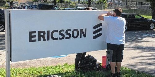 Am 1. Oktober war es soweit: Der Ericsson-Schriftzug ersetzt an der Klepperstraße in Rosenheim das Kathrein-Firmenschild.Foto maier