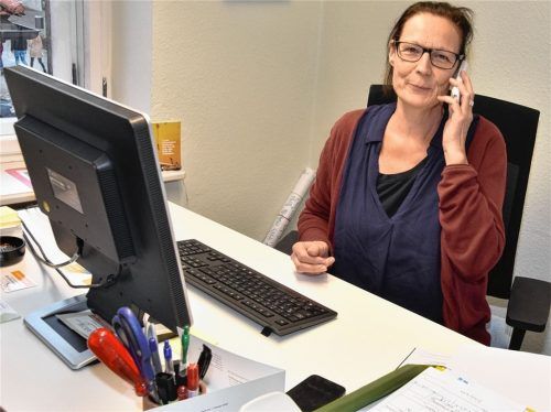 Am anderen Ende der Leitung sitzt häufig Birgit Zimmer. Sie leitet die Telefonseelsorge in Rosenheim und weiß, dass Einsamkeit sehr viele Menschen gerade während der Feiertage traurig macht.Foto Schlecker