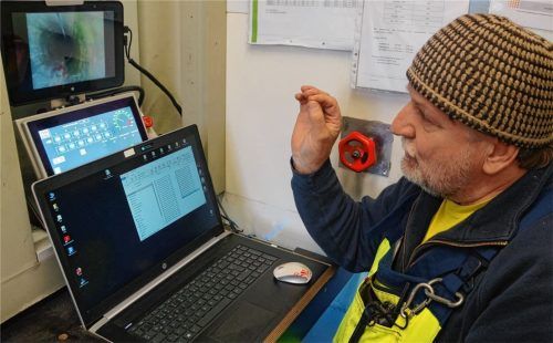 Am Bildschirm verfolgt Kanalsanierer Josef Holzer die Arbeit der UV-Lampe im Abwasserrohr. Fotos  Gerlach