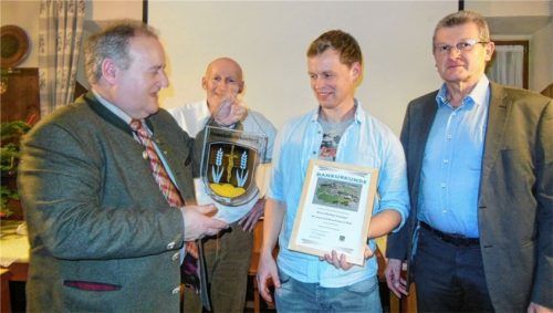 Anerkennung für einen Menschen, der von einer Friedensmission zurückgekehrt ist, von links: Bürgermeister Alfred Lantenhammer, Hans Rambold (Oberstleutnant der Reserve der Gebirgsjägerbrigade 23), Zeitsoldat Matthias Lanzinger und KSK-Vorsitzender Josef Gebler.Foto Angermeier