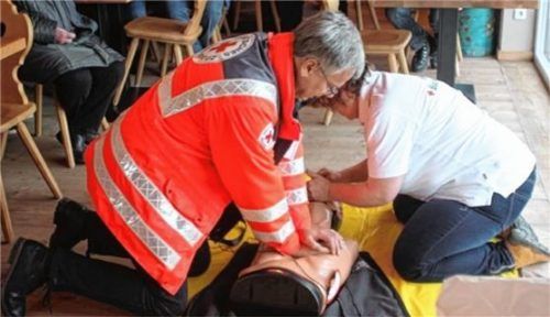 Angelika und Stefan Scheibenzuber demonstrierten an einer Puppe neben dem Einsatz des Defibrillators auch zusätzliche Wiederbelebungsmaßnahmen. Foto  re