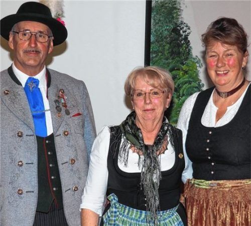 Anneliese Keller (Mitte) aus Happing nahm eine Urkunde für ihre 40-jährige Mitgliedschaft vom Vorsitzenden Georg Kaffl und dessen Stellvertreterin Manuela Hehensteiger entgegen.Foto Aerzbäck