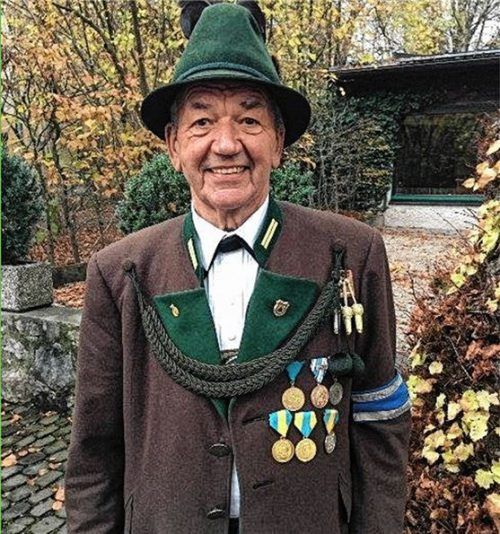 Anton Kloo wurde für 50 Jahre aktiven Dienst in der Kompanie mit der goldenen Kompaniemedaille geehrt.Foto re
