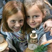 Kinderaugen leuchten bei Krippenbau