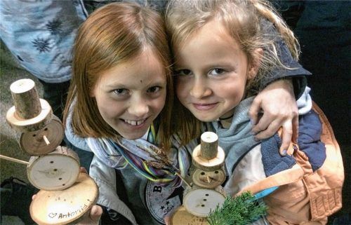 Antonia Zyglinsky (links) und Amelie Weinmann haben ihre Schneemänner fertig gebastelt und Herzen draufgemalt – „die sind so schön“, sind sich die besten Freundinnen einig.